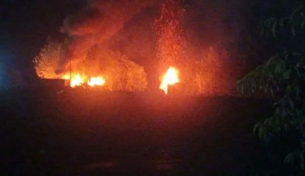 En atentado incendiario dejan lienzo con referencia a Boric y Kast